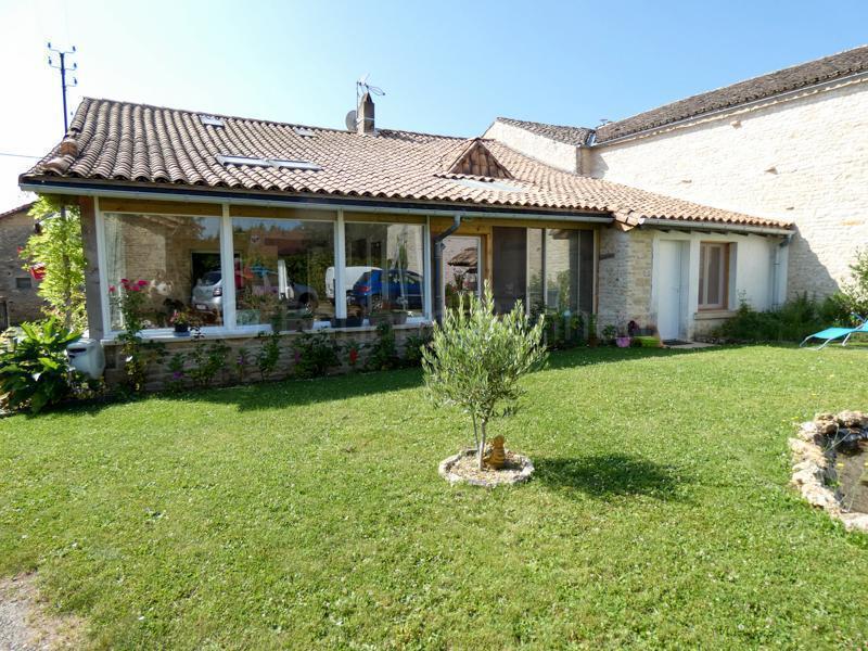 Belle maison en pierres avec dépendance