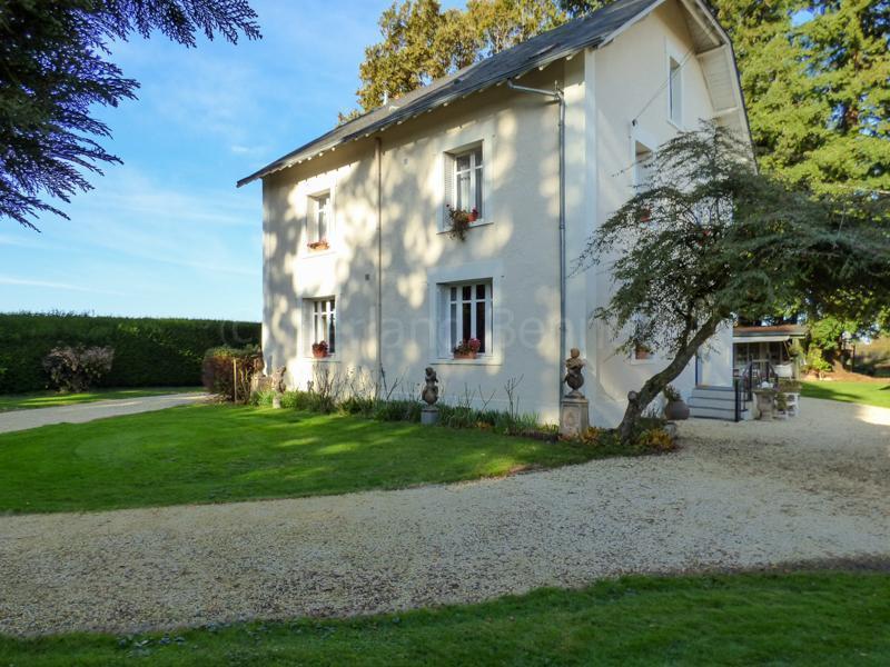 Belle maison bourgeoise avec jardin et bois
