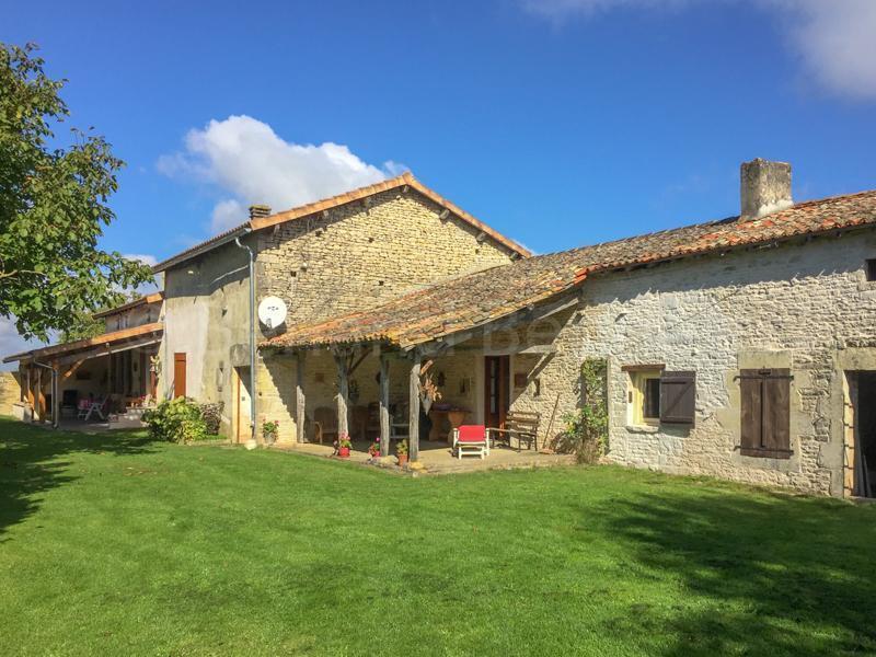 Longère en pierres avec dépendances sur 1 ha 43