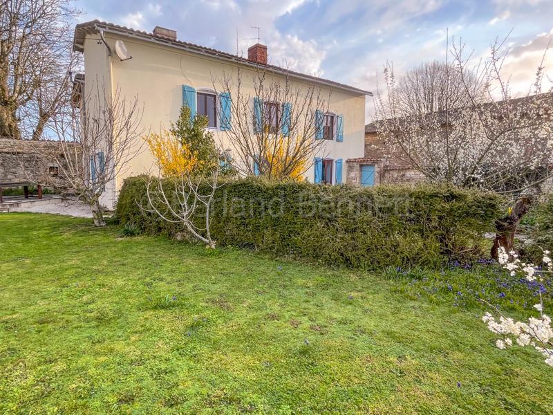 Maison de village en pierres avec gite, dépendances et jardin