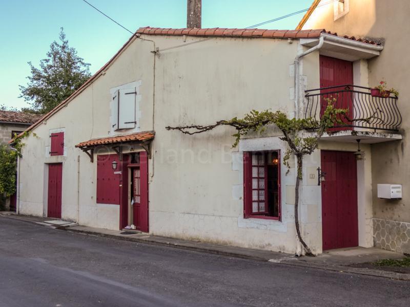 Maison en pierres avec jardinet