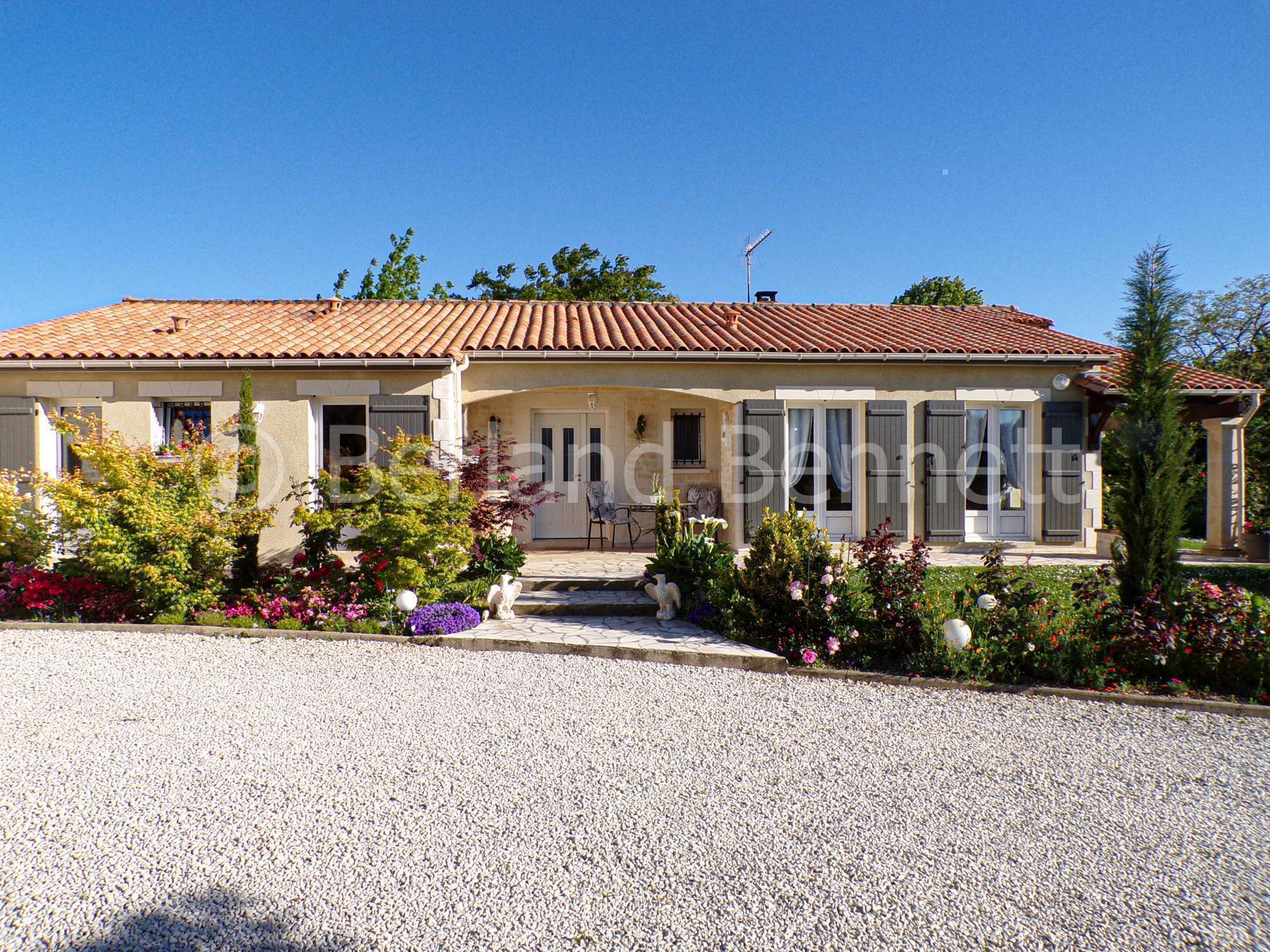 Beau pavillon plain pieds avec garages