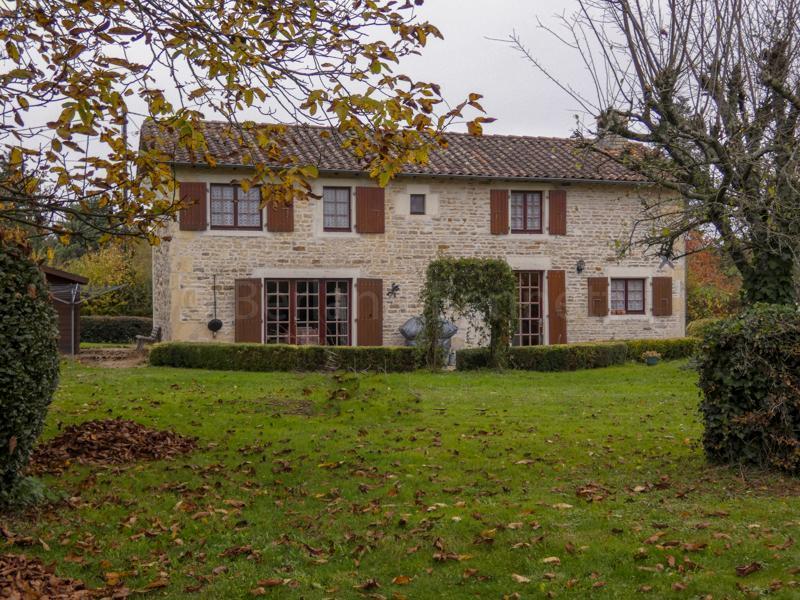 Maison en pierres avec beau jardin