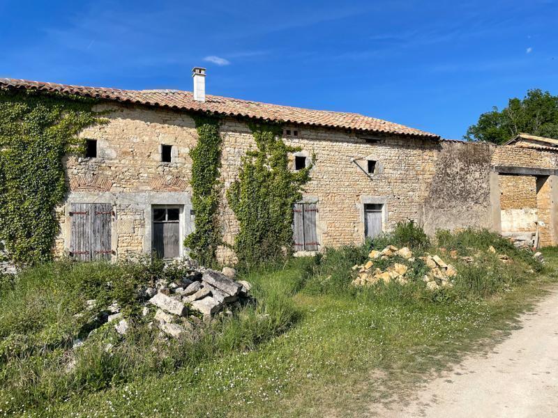 Longère en pierres à rénover avec dépendances