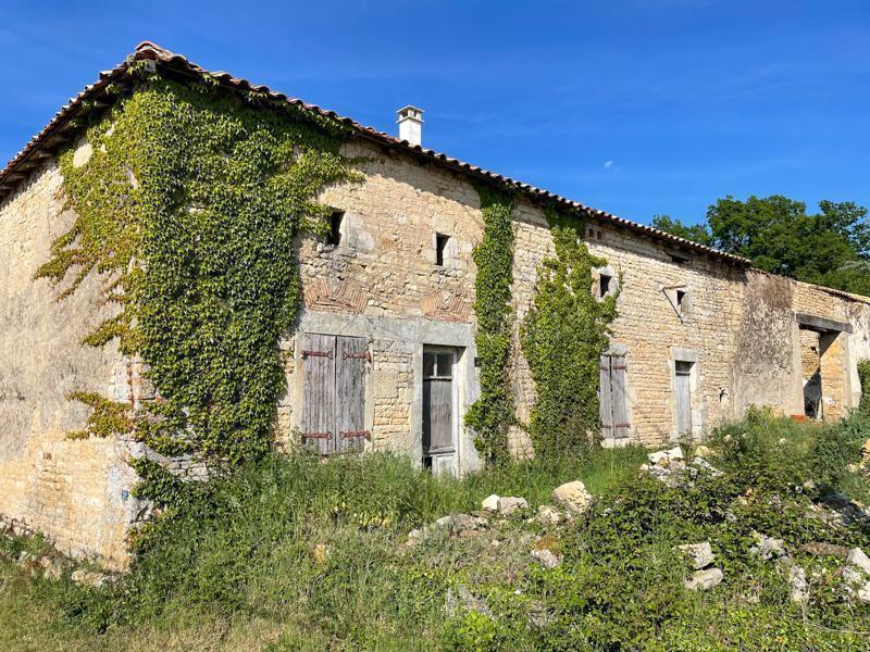 Longère en pierres à rénover avec dépendances