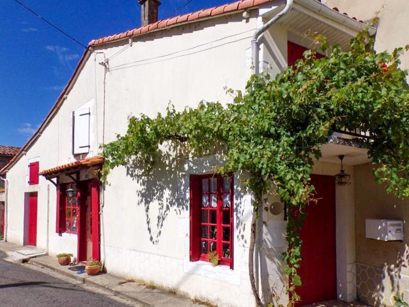 Maison en pierres avec jardinet