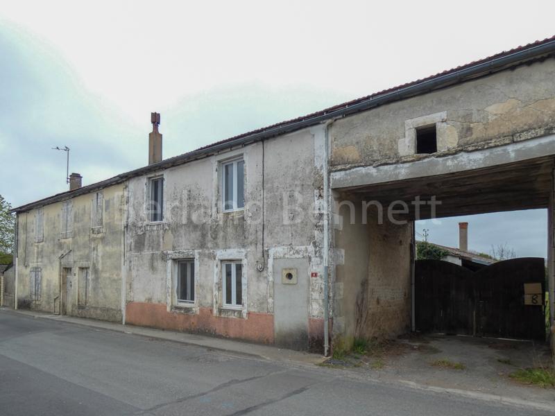 Ensemble de deux maisons à rénover avec dépendances et terrain