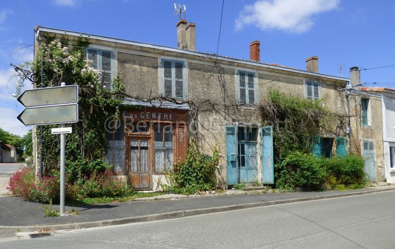 Grande maison à rénover, au centre d’un village avec commerces