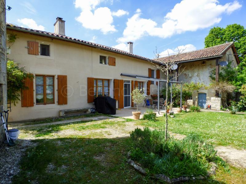 Grande maison de village en pierres avec gîte
