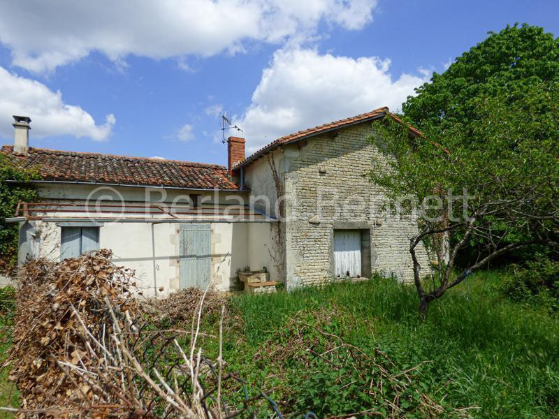 Maison avec dépendances à restaurer