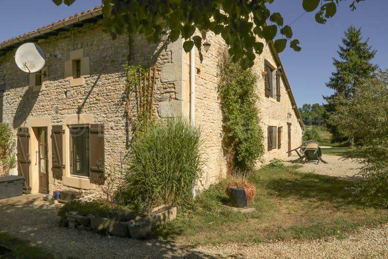 Maison en pierres avec grand jardin