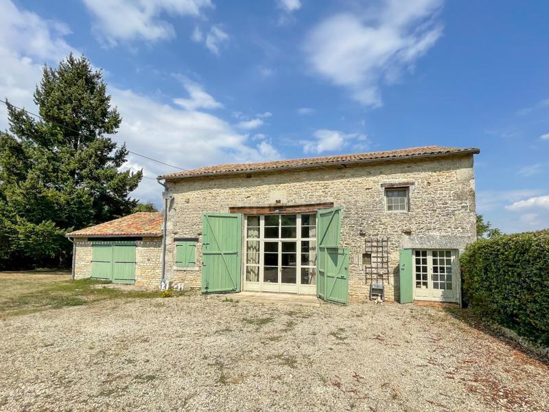 Belle maison en pierres avec terrain