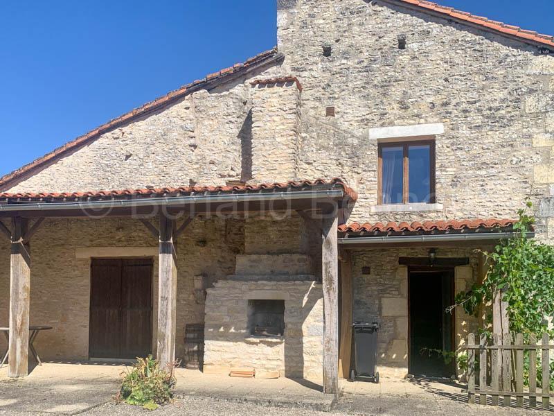 Maison atypique en pierres avec grange et jardin
