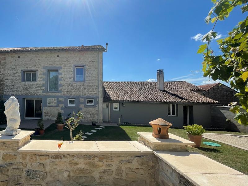 Belle maison en pierres avec piscine