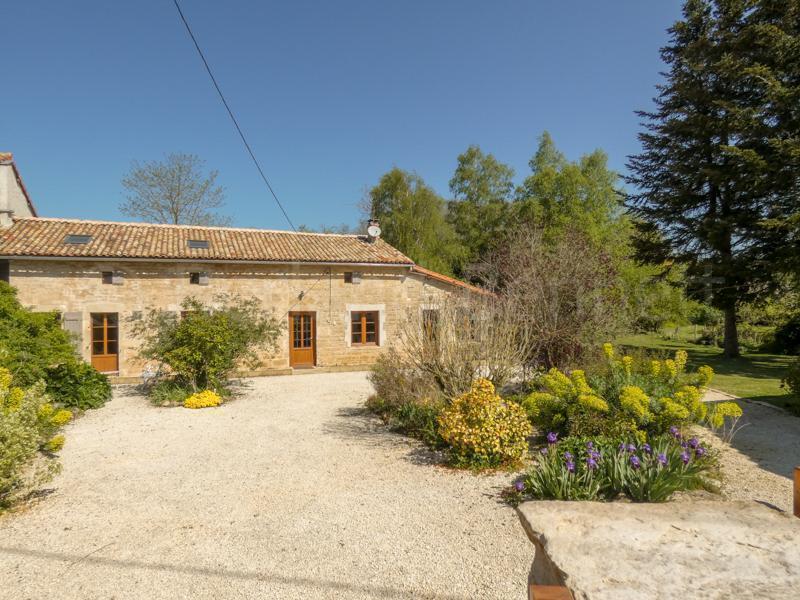 Belle maison en pierres avec dépendances