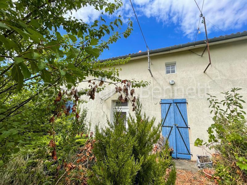 Maison en pierres avec jardin