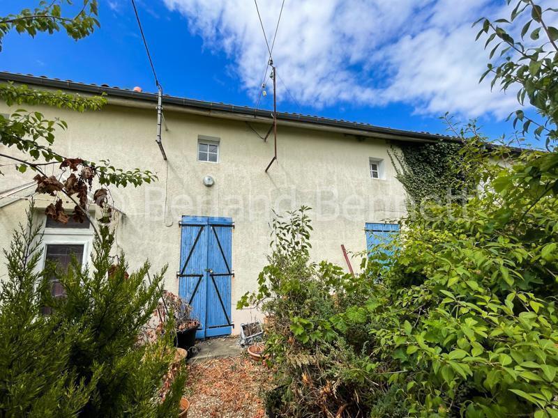 Maison en pierres avec jardin