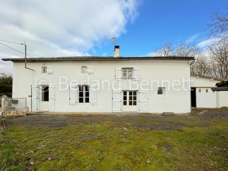 Maison en pierres avec garage et terrain