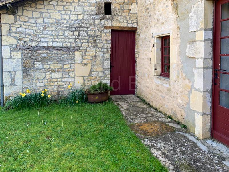 Maison en pierres avec dépendances et terrain Sauzevaussais Agence