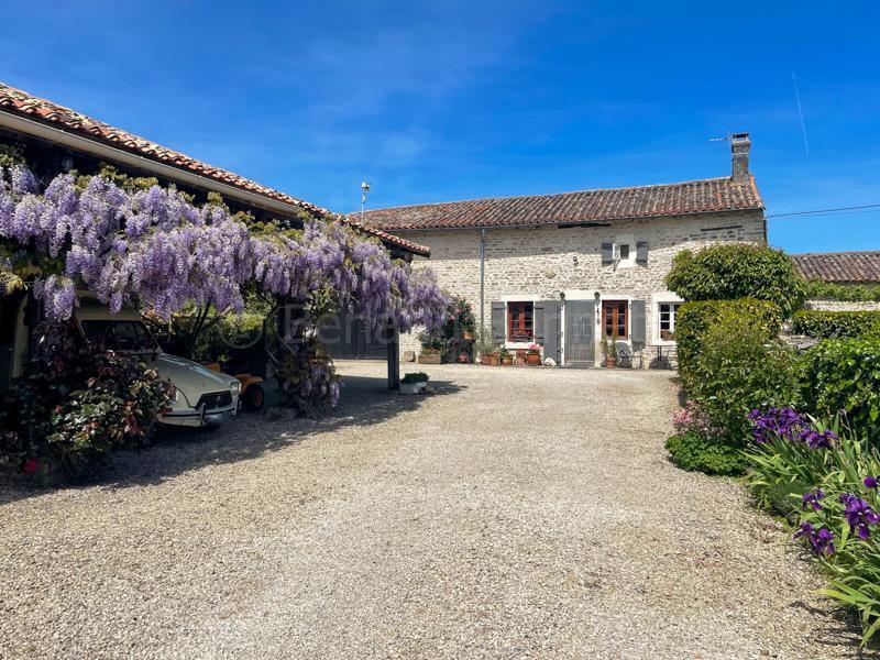 Belle maison en pierres avec piscine