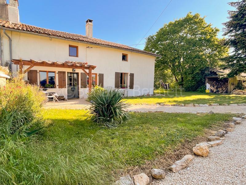 Maison en pierres avec piscine et jardin