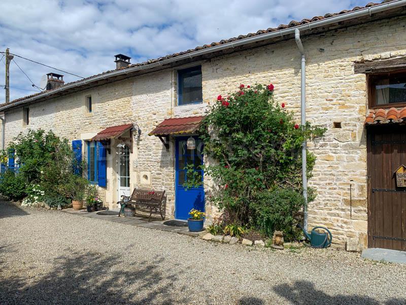 Maison en pierres avec gîte, cour et piscine hors sol