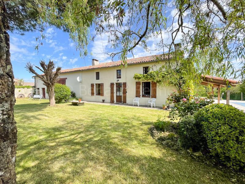 Maison de campagne avec gîte, piscine et terrain