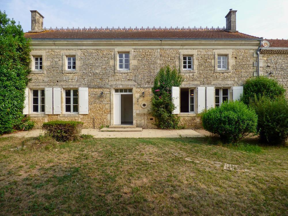 Grande maison de maître avec dépendances et piscine