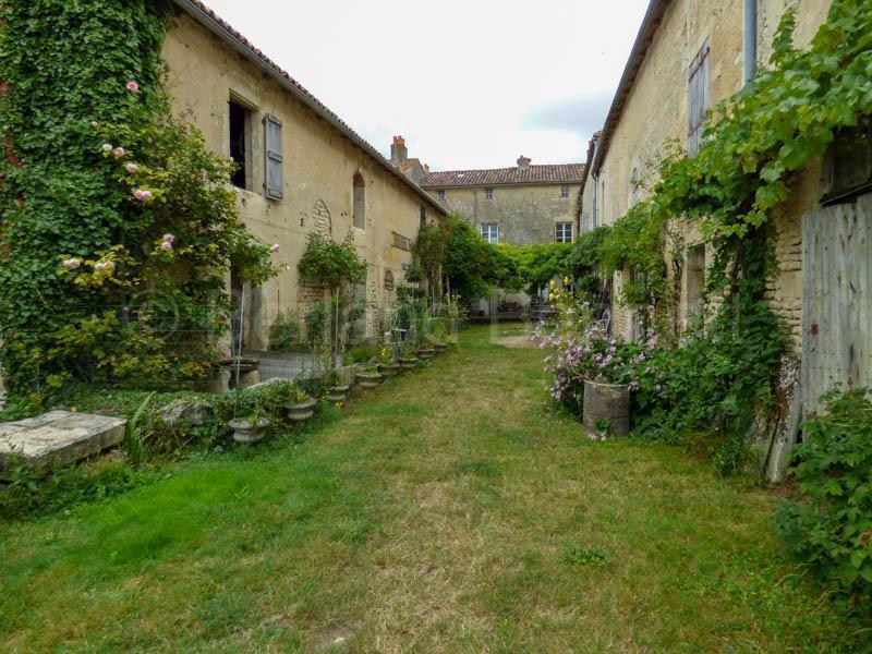 Belle maison de maître avec dépendances, piscine et terrain
