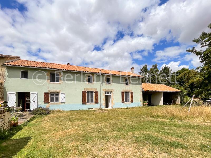 Grande maison en pierres avec beau terrain