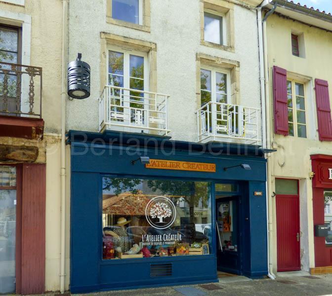 Local commercial et appartement en  centre-ville