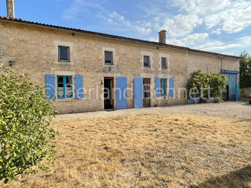 Grande maison de campagne avec dépendances