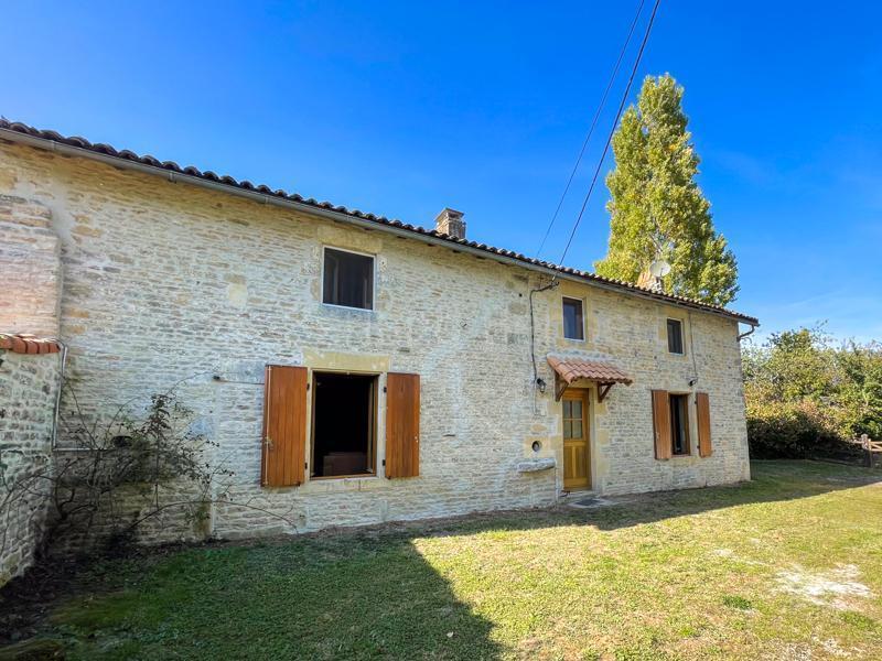 Stone house with 3 bedrooms, open barn and small paddock