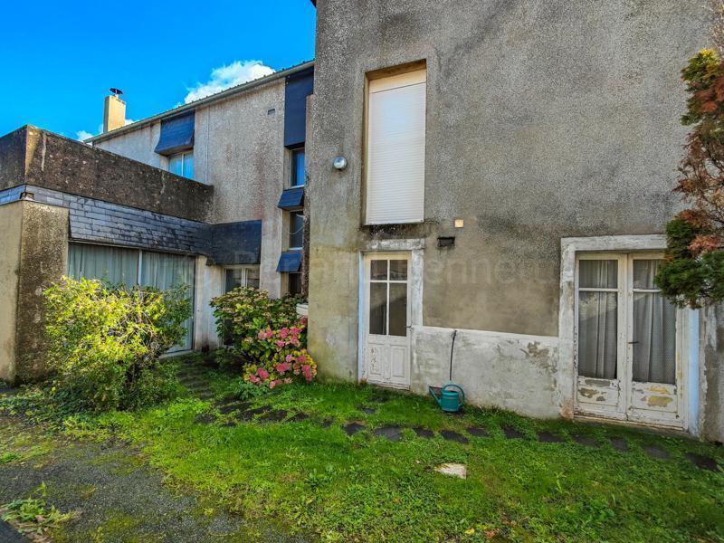 Large stone town house with land and outbuildings