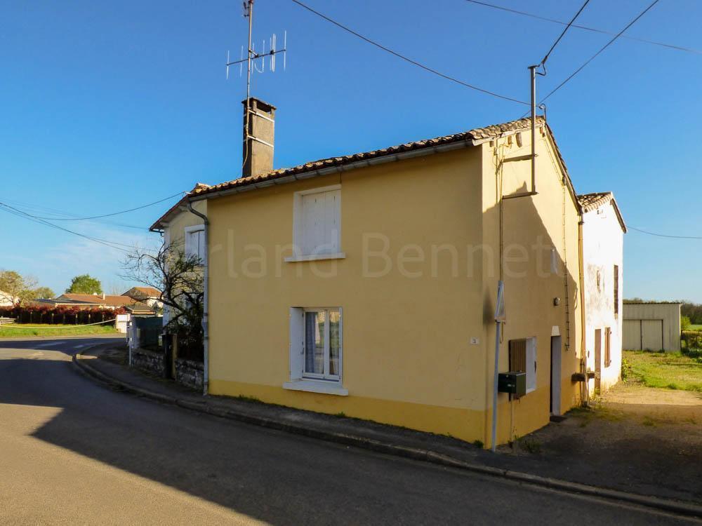 Petite maison de bourg avec garages et jardin