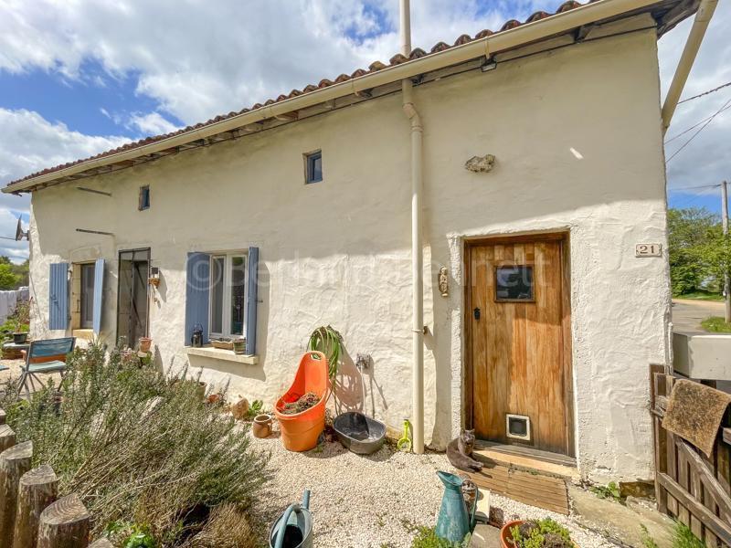 Jolie maison en pierres avec jardinet