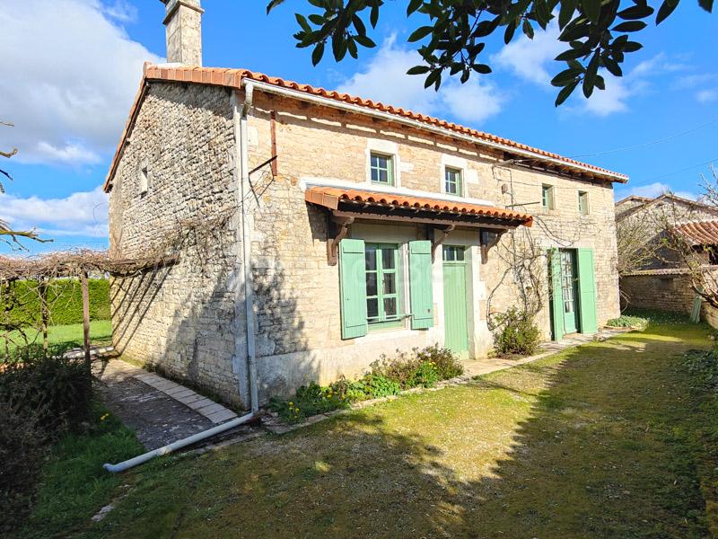 Maison en pierre de caractère avec dépendances