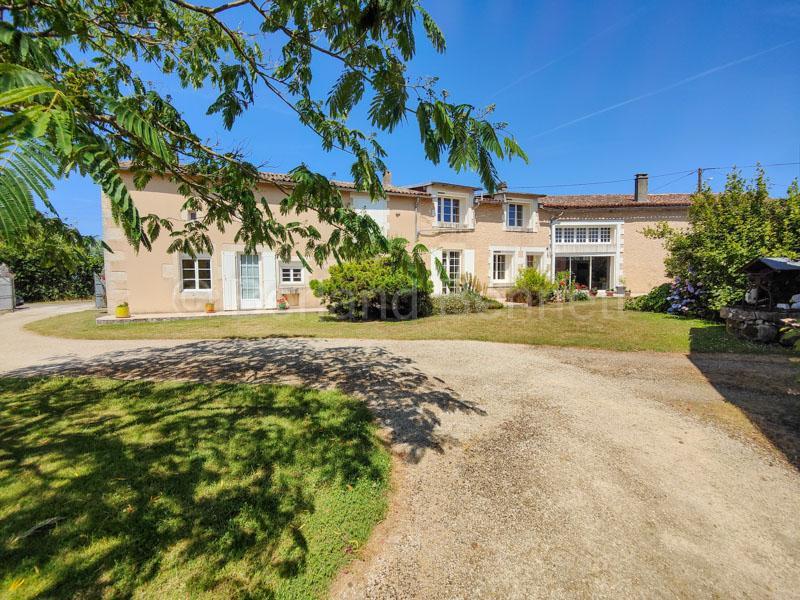 Grande maison en pierre avec piscine hors-sol