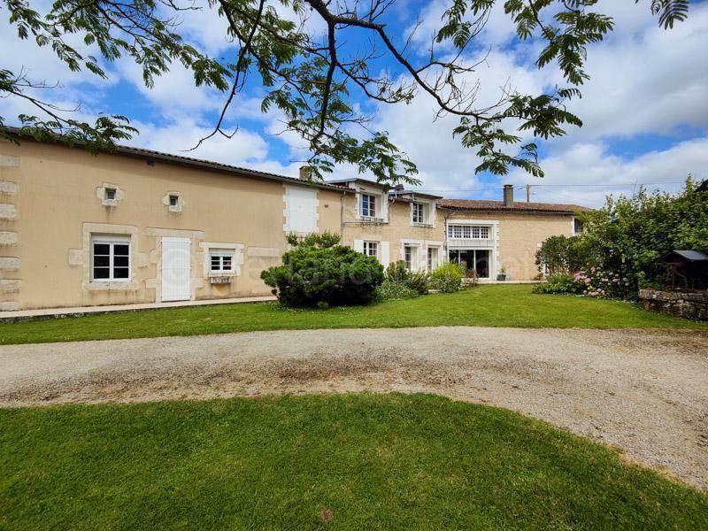 Grande maison en pierre avec piscine hors-sol