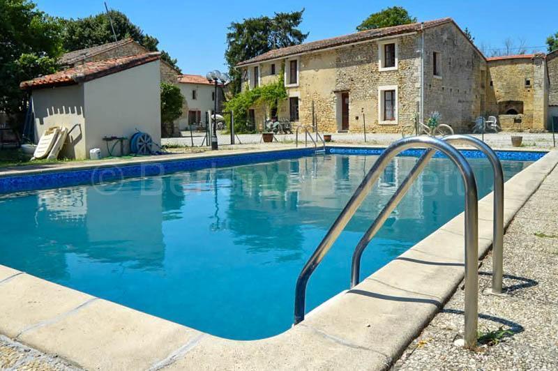 Complexe de gîtes et maison principale et piscine