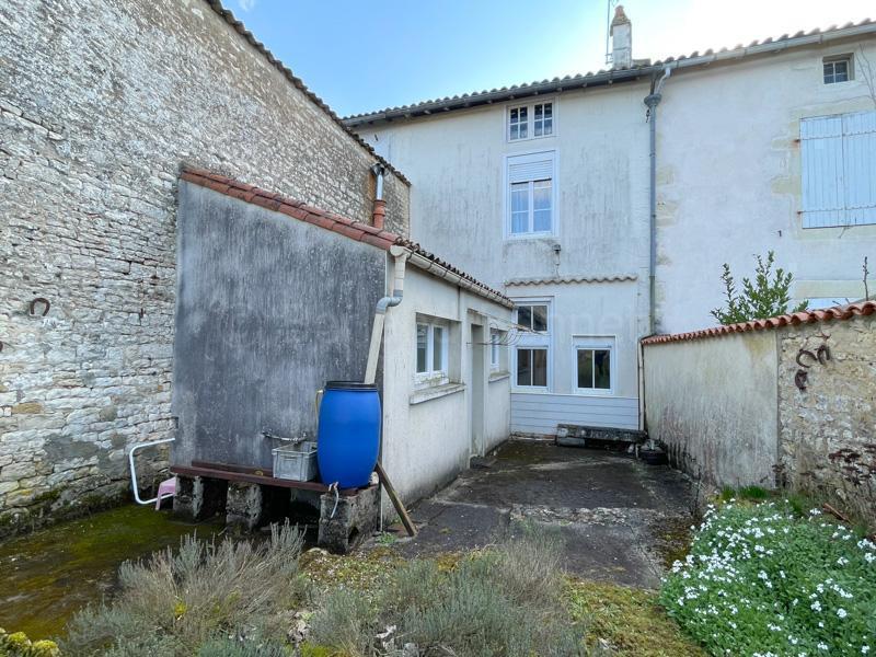 Maison de ville en pierre avec jardin et grange