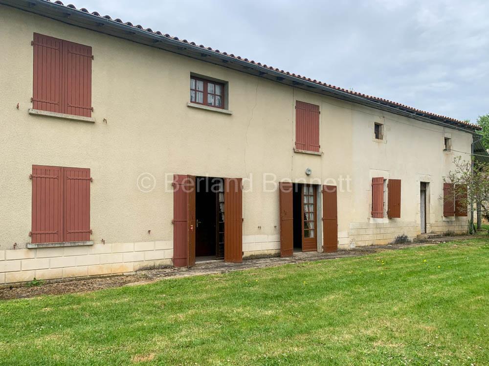 Grande maison en pierres avec maisonnette à rénover