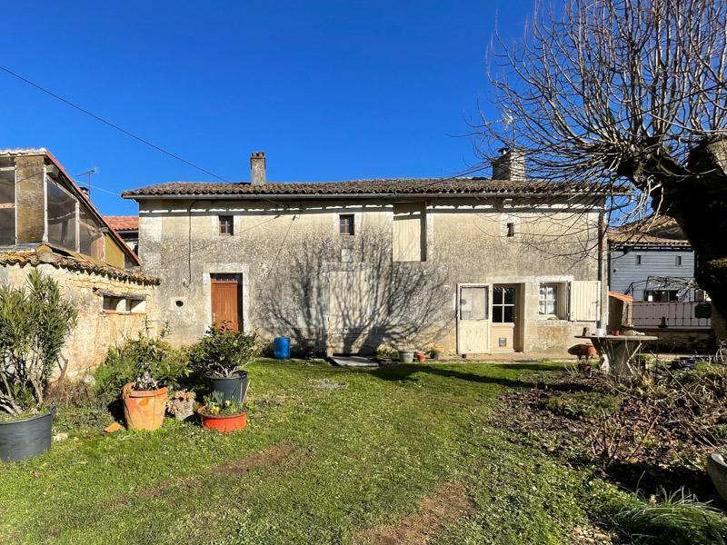 Maison en pierre à rénover avec dépendances et grand terrain