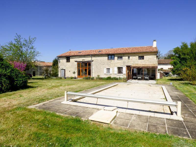 Belle maison en pierres avec jardin et piscine