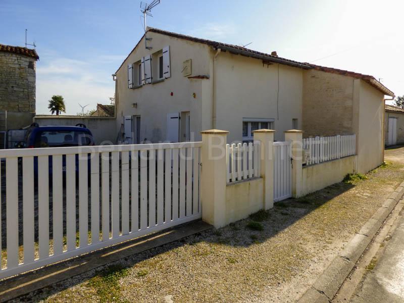 Confortable maison avec cour