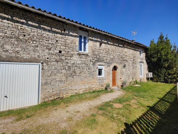 Maison en pierres rénovée avec jardin