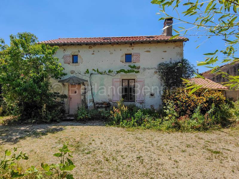 Maison en pierre avec ancienne maison à rénover et dépendances