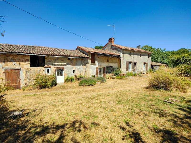 Maison en pierre à rénover avec dépendances