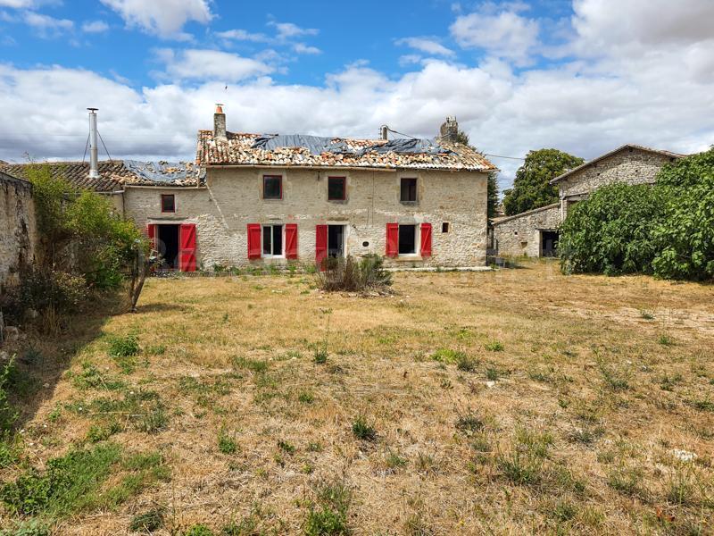 Maison à rénover avec dépendances et jardin