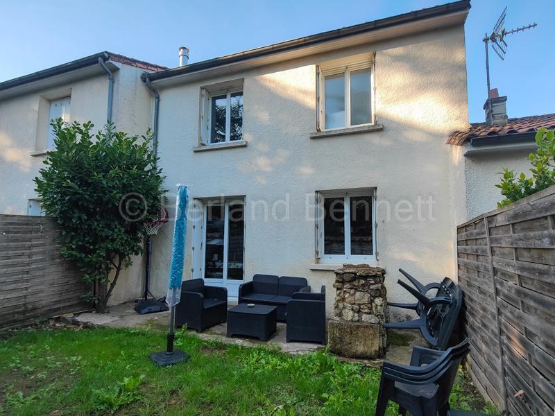 House with garage and courtyard garden